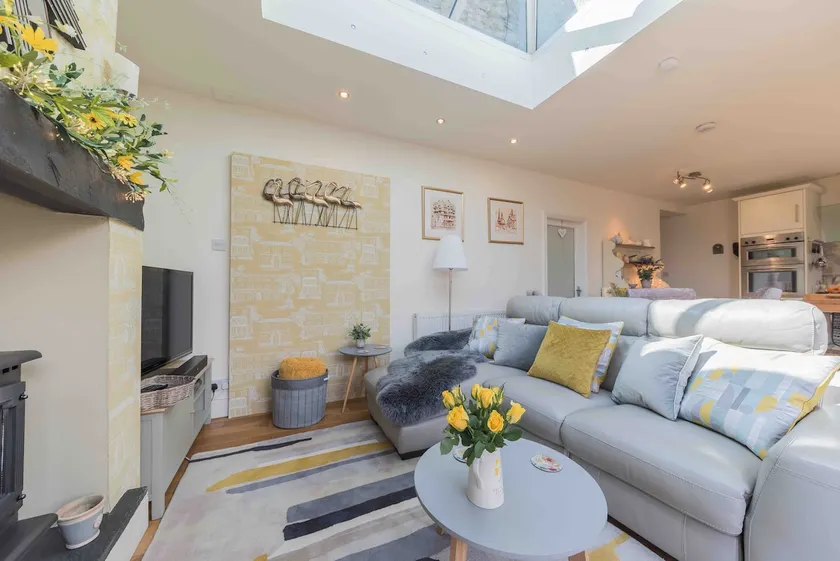 Gorgeous home, private parking and stunning views - Image 1