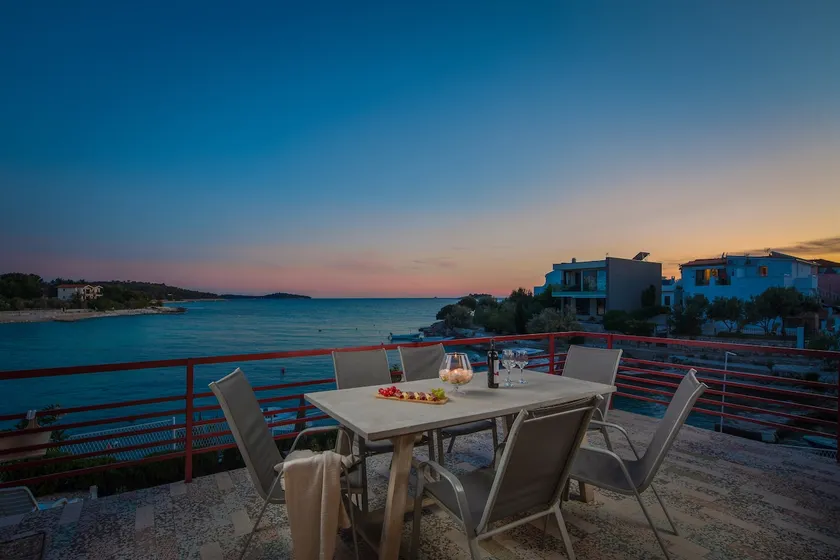 Amazing Seafront 4Bedroom Apartment - Image 1