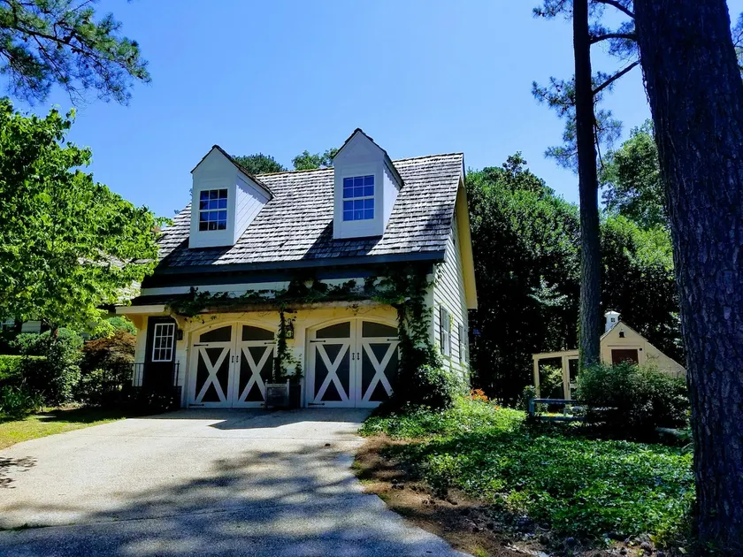 Carriage House at Bracken in Downtown Location - Image 1