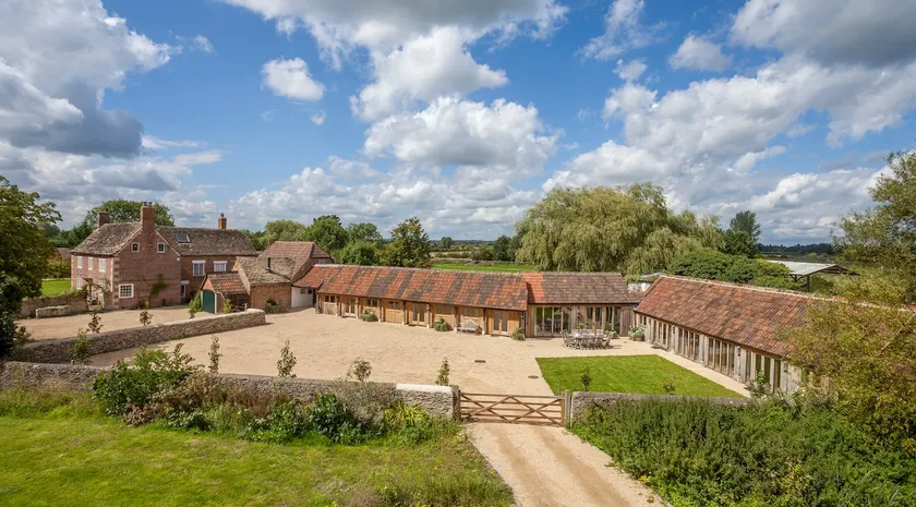 The Cowsheds Sleeps 17 - Chic Country/Pet Friendly - Image 1
