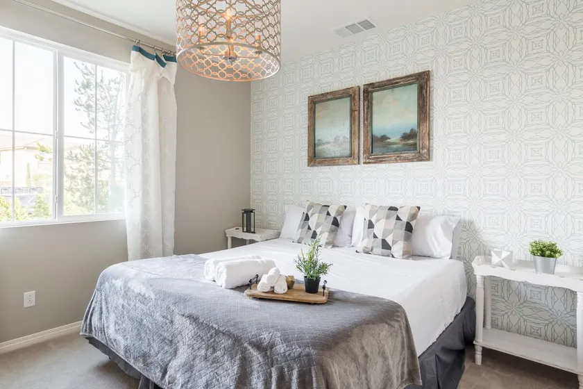 Spacious Home for Groups + Fast WiFi & King Beds - Image 1