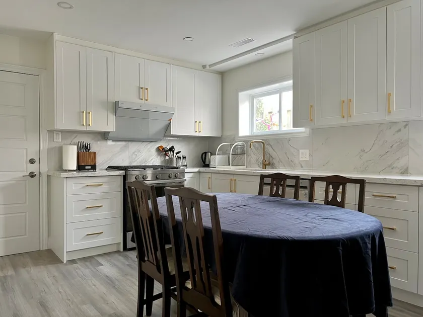 Modern Suite, King Bed, Full Kitchen, w/ Parking - Image 1