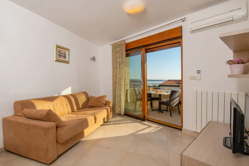 Apartment OLIVA 2+2 with sea view - Image 1