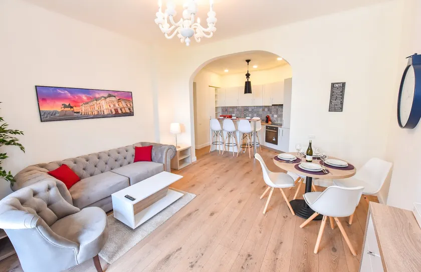 B35 - Deluxe Spacious Apartment Old Town-Free Parking - Image 1