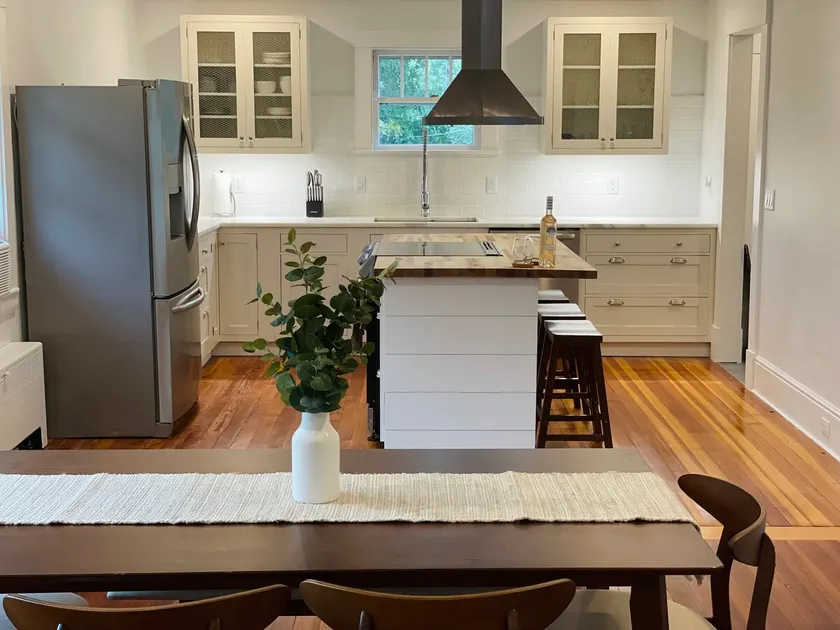 NEWLY RENOVATED ”THE DAVIS HOUSE” - Image 1