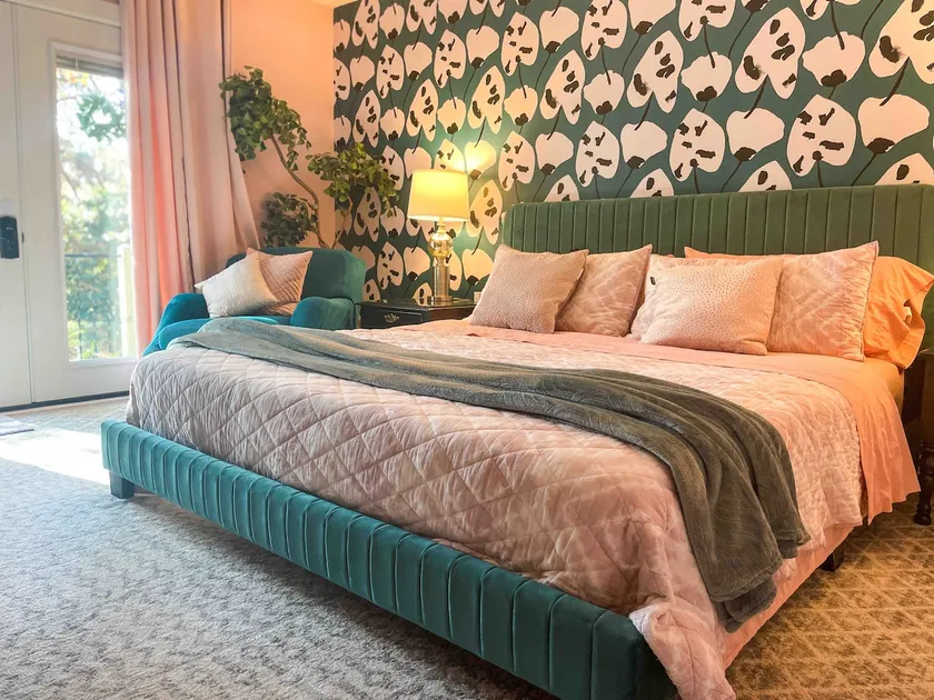 Lush King Suite near Downtown - Image 1