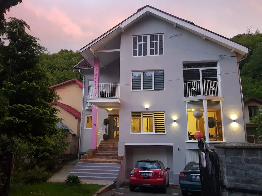 2 Bed Luxury Modern Apartment with friendly hosts - Image 1