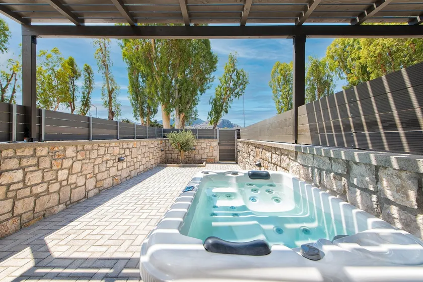 Kimia Luxury Jacuzzi Apartment 2 - Image 1