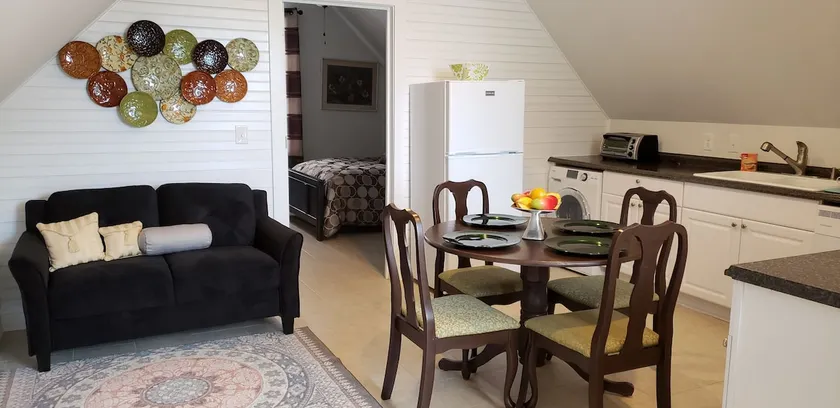 Beautiful Studio, approx. 6-7 miles to Downtown. - Image 1