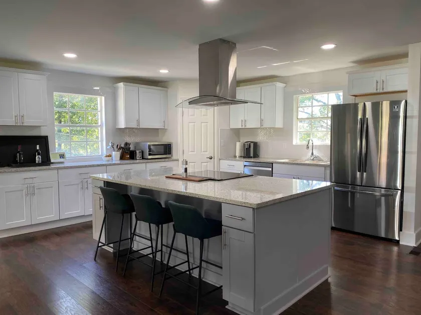 Spacious family home in quiet wooded neighborhood - Image 1