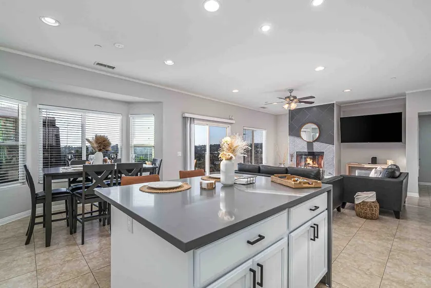 Relaxing, 4BD, 2 King Bed, w/ View & Hot Tub - Image 1