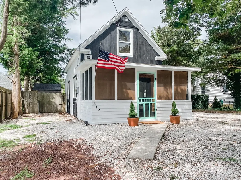 Romance at Saltbox Bungalow! HOT TUB! Bay Sunsets! - Image 1