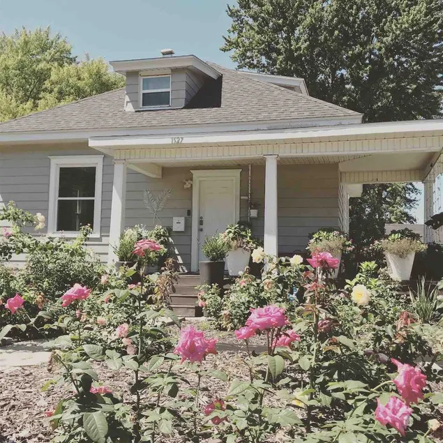 Modern Rose Garden Home - Image 1