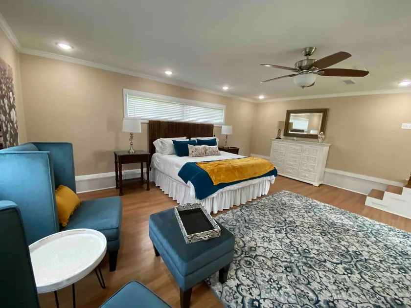 Roomy, cheerful, 4-bedroom home near Bainbridge. - Image 1