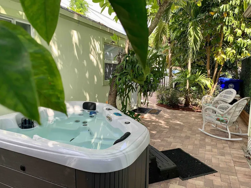 “Romantic Cottage w/Jacuzzi, Patio & Parking” - Image 1
