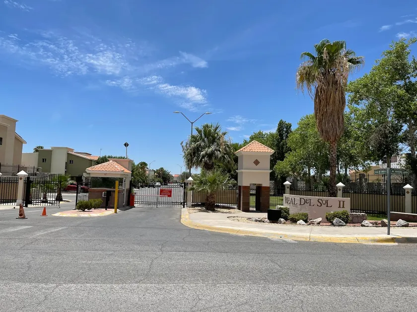 Consulate suites R A/C, 3bd, 3ba, gated community - Image 1