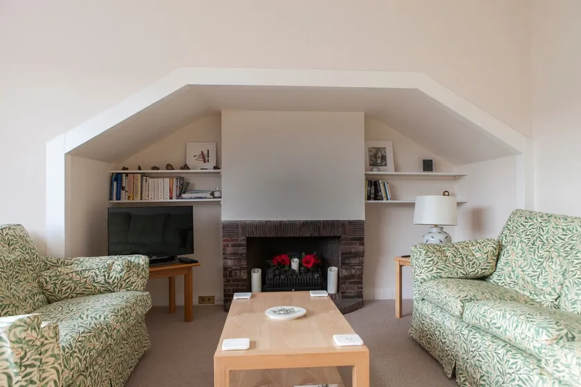 Sophisticated Edinburgh Apartment in City Centre - Image 1