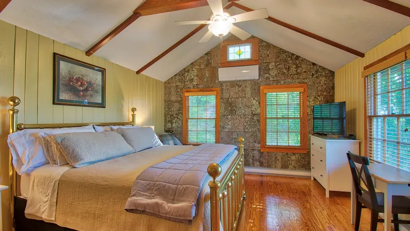 Woodlands King Suite + Mountain & Golf View Deck - Image 1