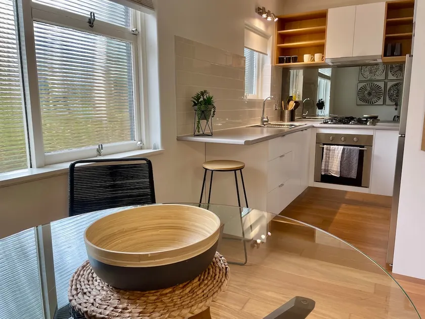 Lovely 1 bed ground floor apartment with car park - Image 1