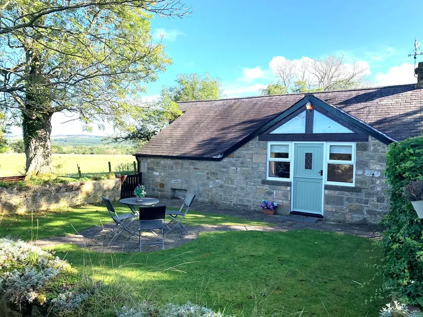 Country cottage with beautiful open views - Image 1