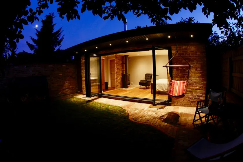 Beautiful studio, own garden, logburner & en suite - Image 1