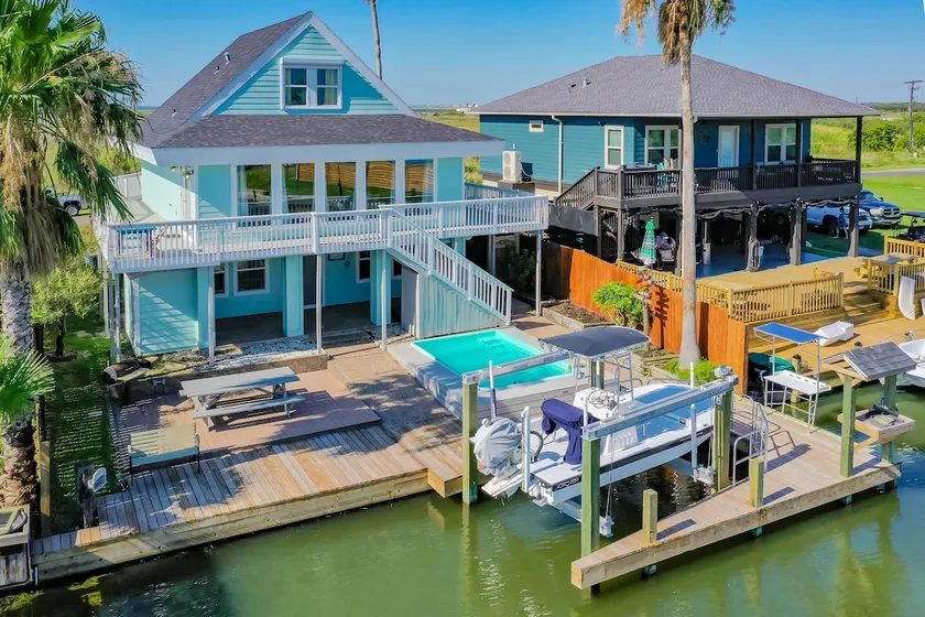 Luxury Home On Canal - Image 1