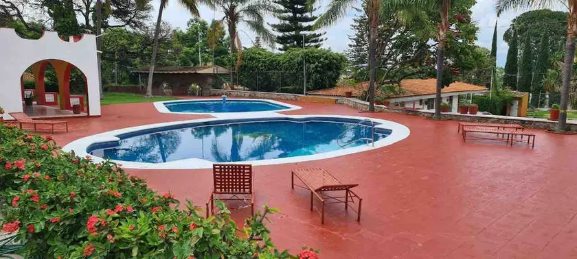 A beautiful condominium with a pool - Image 1
