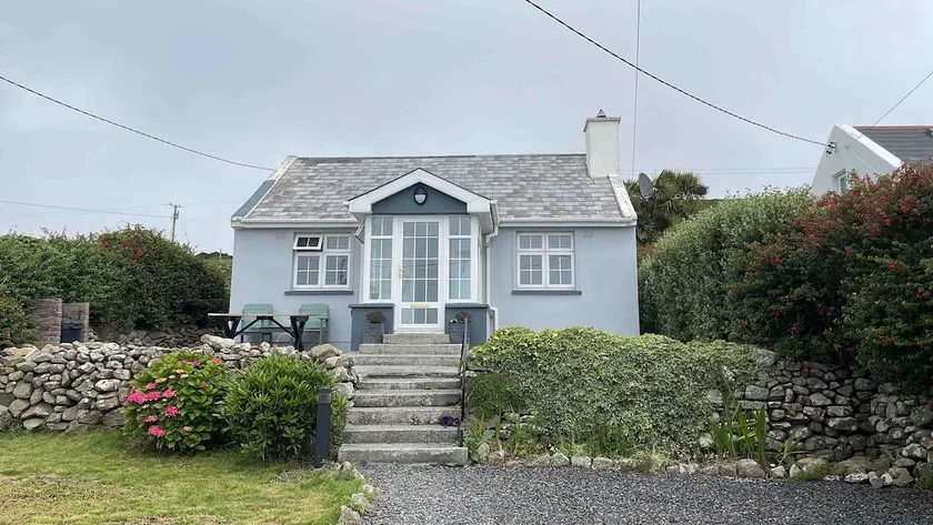 Cheerful 2 Bed Cottage with spectacular sea view - Image 1