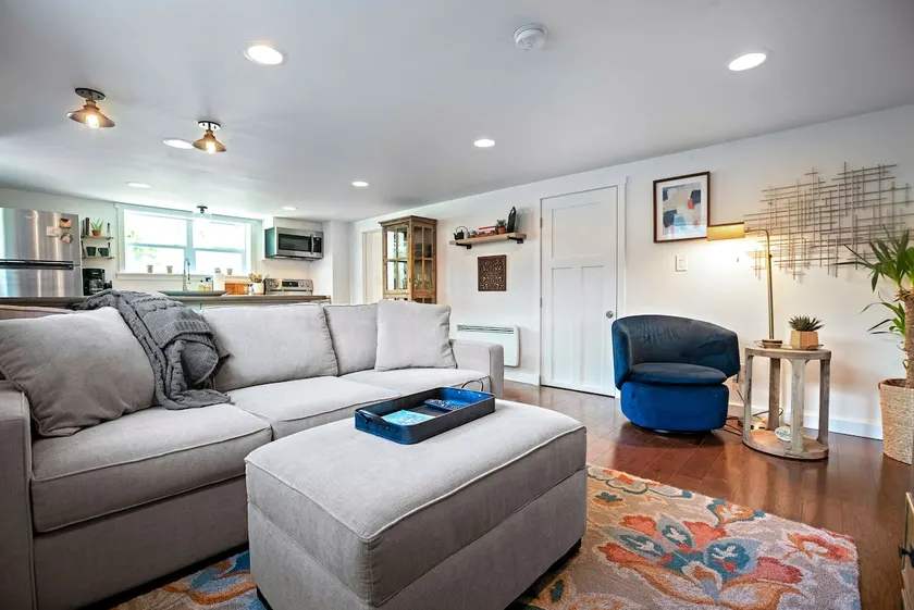Bright Private 1BR • Walk to UPS & Restaurant - Image 1