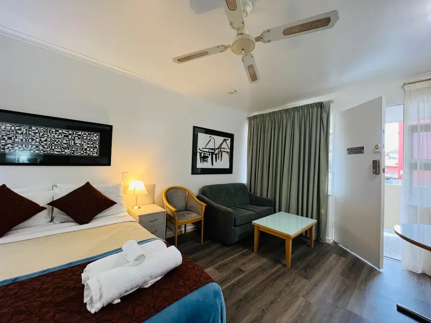 Unwind Glenelg Studio Apartment no 31 - Image 1