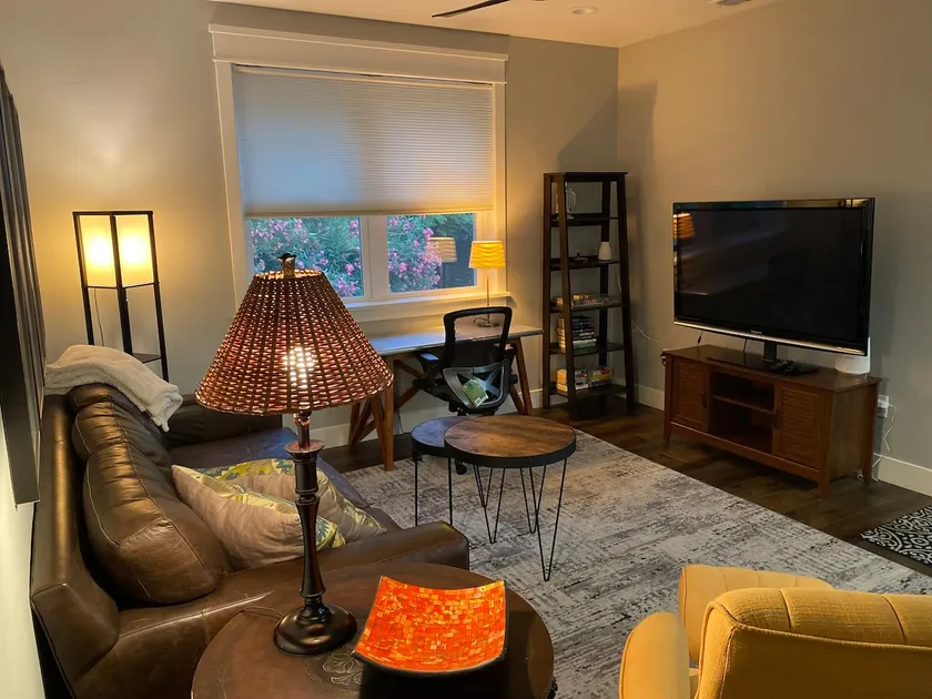 Quiet loft on private drive in Historic Folsom - Image 1