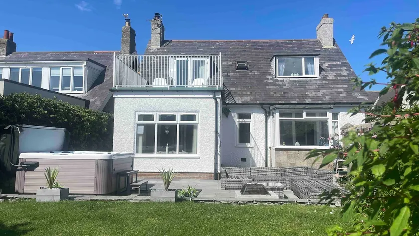 Ivy Cottage Seahouses Seaside Hot Tub Retreat - Image 1