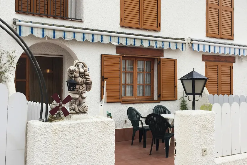 Entire house on Costa Dorada beach with pool - Image 1