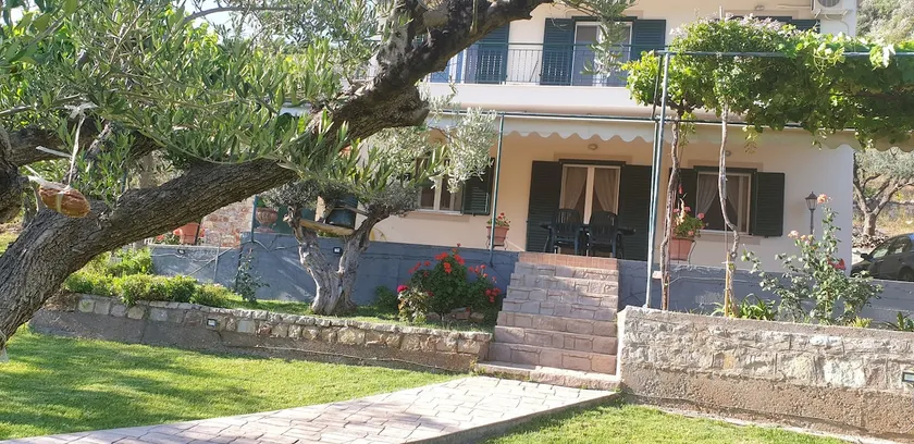 Farmhouse with a view - Image 1