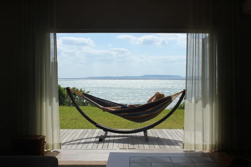 Live with the sea. 5 seconds to the beach, barefoot. Rent the entire building for a free stay. Villa Kukuru - Image 1