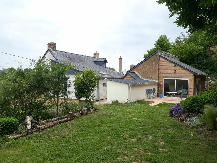 Riverfront accommodation - Image 1