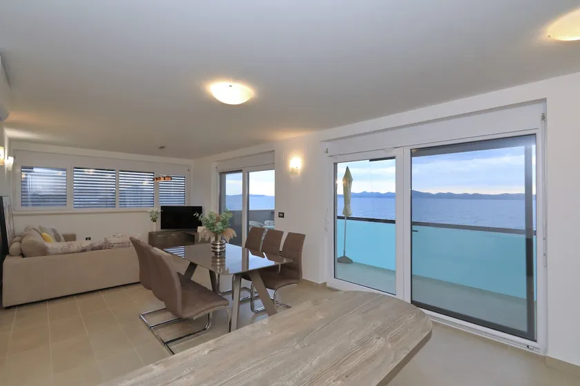 Modern beach apartment with private roof terrace - Image 1