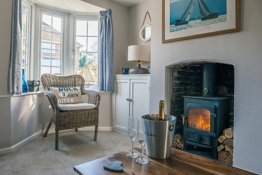 Charmant chalet de 2 chambres à Lymington, très proche de la ville, de la marina et des promenades en mer - Image 1