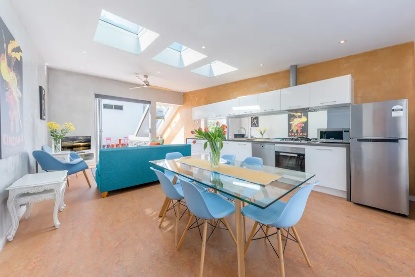 Designer house in quiet street on city doorstep - Image 1