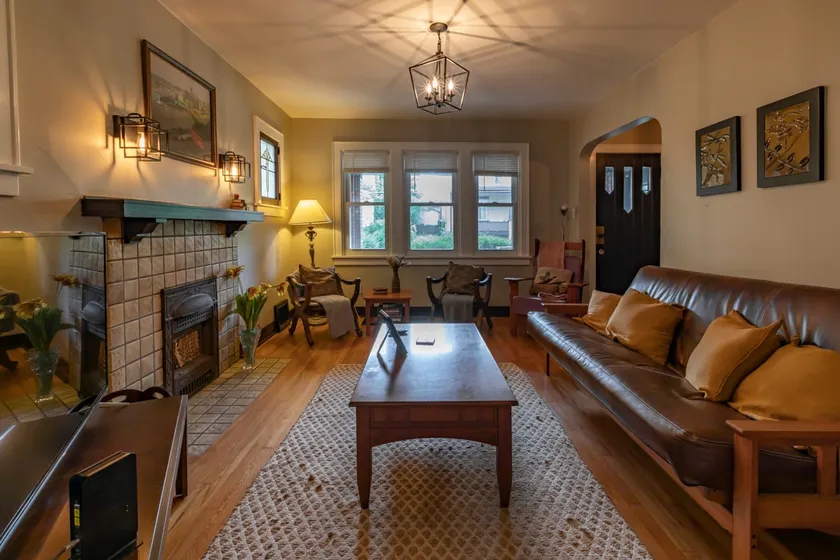 Craftsmen Charmer with Easy City & Airport Access - Image 1