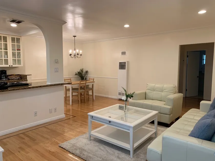 Lovely Brentwood 1Bed/1Bath Apt - Image 1