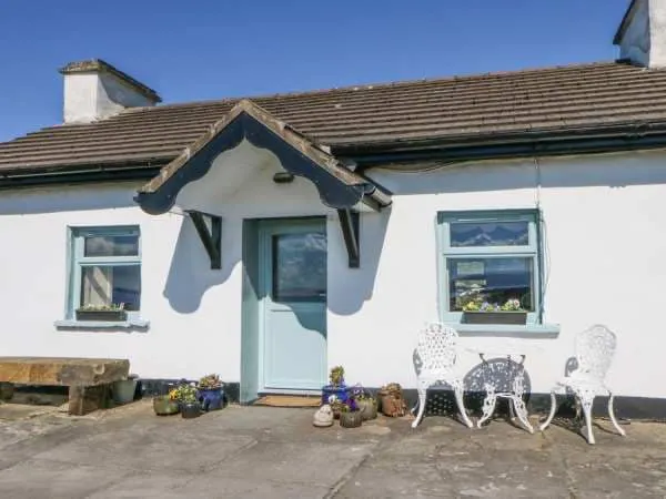 Cliffs of Moher Charming Quirky Cottage - Image 1