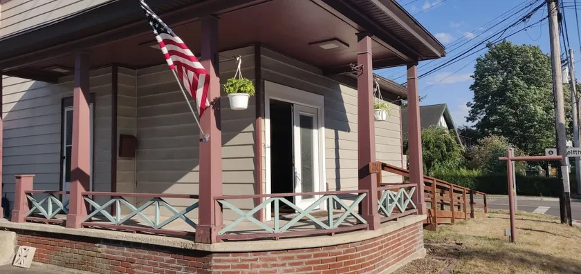 Village Living, Steps From the State Park Gorge - Image 1