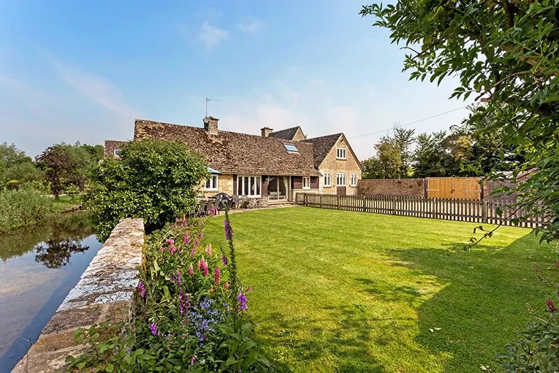 Dancers Cottage, Cotswold River retreat, Southrop - Image 1