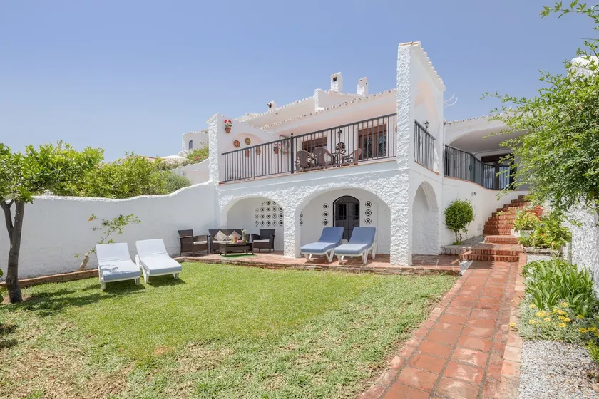 Maison \"Nerja Capistrano Villa\" avec vue sur la mer, Wi-Fi, jardin, terrasse et piscine partagée. - Image 1