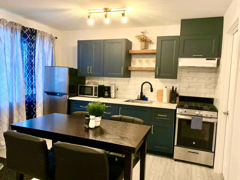 Cozy Downtown Suite | Walk to Restaurants & Shops - Image 1