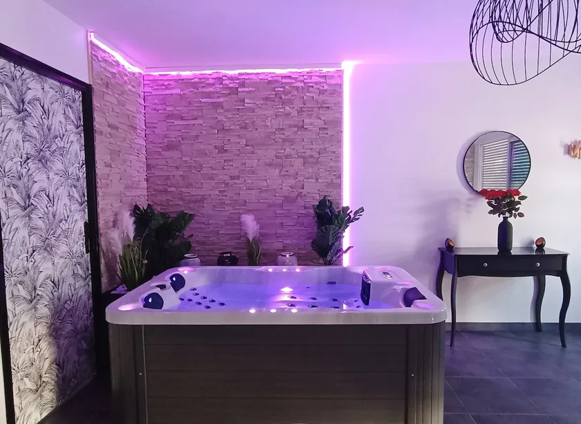 Escape with indoor Jacuzzi - Image 1