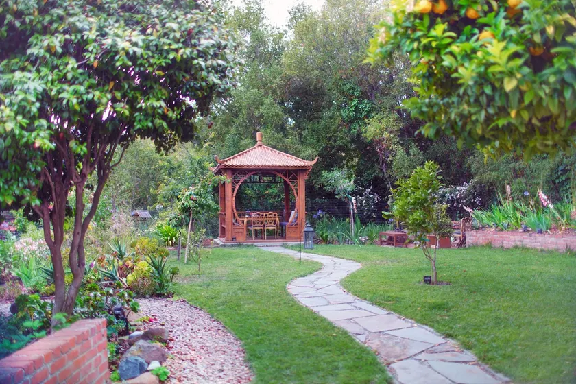 Urban Romantic Retreat Paradise in Garden & Trees - Image 1