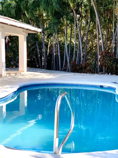 Cozy 2-bed Cottage in Jamestown Park, Holetown - Image 1