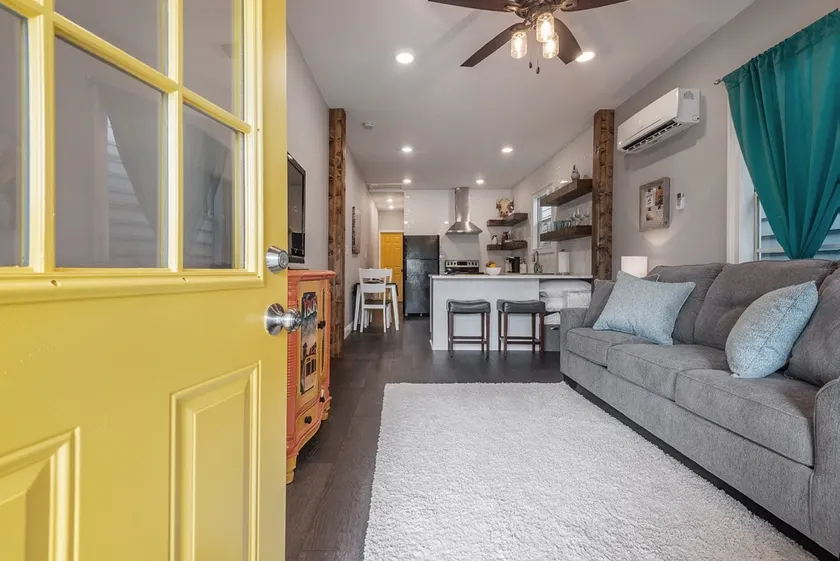 Frank's Farmhouse, terrific location in Ybor City - Image 1